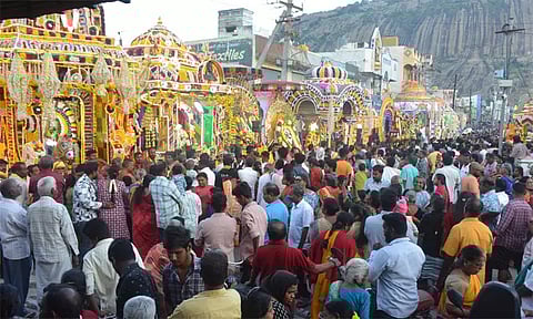 ஒரே இடத்தில் 14 தேர்கள்... கிருஷ்ணகிரியில் நவராத்திரி நிறைவு விழா கோலாகலம்