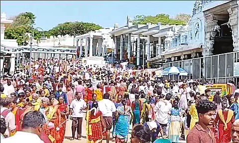 திருச்செந்தூர் கோவிலில் குவிந்த பக்தர்கள் - 5 மணிநேரம் காத்திருந்து சாமி தரிசனம்