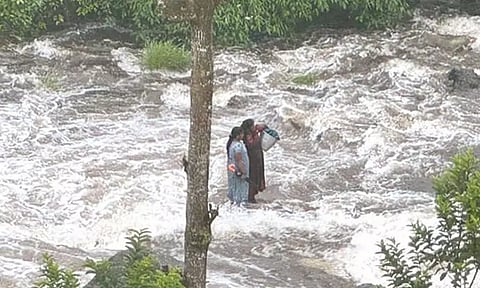 காட்டாற்று வெள்ளத்தில் சிக்கிய தாய்-மகள்.. அடுத்து நடந்த பரபரப்பு