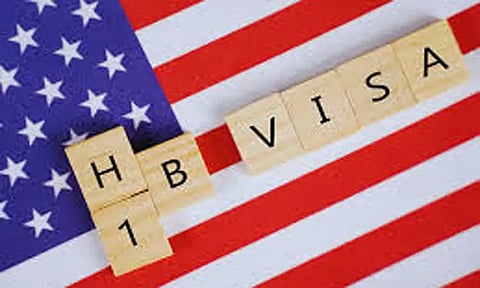 எச்-1பி விசா கட்டணம் உயர்வு: அமெரிக்க கோர்ட்டில் டிரம்ப் உத்தரவுக்கு எதிராக வழக்கு