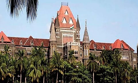 லஞ்சம், முறைகேடு புகாரில் சிக்கிய 2 நீதிபதிகள் பணி நீக்கம் - மும்பை ஐகோர்ட்டு அதிரடி