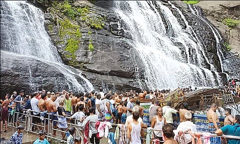 குற்றால அருவிகளில் சுற்றுலா பயணிகள் ஆனந்த குளியல்