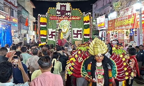 தூத்துக்குடியில் தசரா திருவிழா சப்பர பவனி; மாவிளக்கு ஊர்வலம்: திரளான பக்தர்கள் பங்கேற்பு