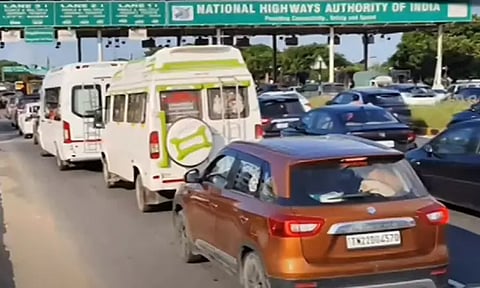 விடுமுறை முடிந்து சென்னை திரும்பும் பயணிகள்: விக்கிரவாண்டி அருகே கடும் போக்குவரத்து நெரிசல்