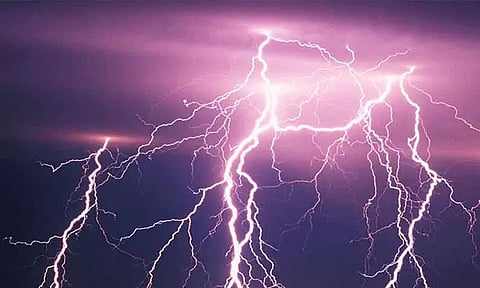 தூத்துக்குடியில் மின்னல் தாக்கி 4 பேர் காயம்