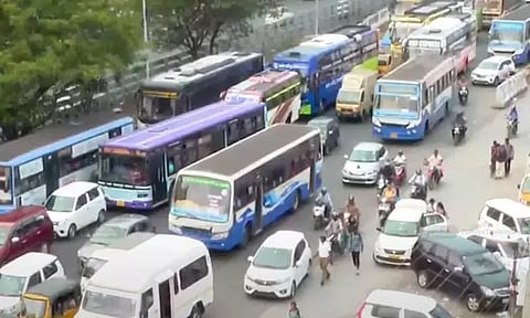 3 கிலோமீட்டர் தொலைவுக்கு அணிவகுத்து நின்ற வாகனங்கள்.. வாகன ஓட்டிகள் அவதி