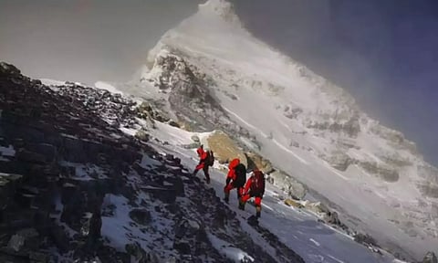 எவரெஸ்ட் பனிப்புயலில் சிக்கி ஒருவர் உயிரிழப்பு - 137 பேர் பத்திரமாக மீட்பு