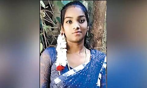 வீட்டில் பிணமாக கிடந்த இளம்பெண்... கழுத்தை நெரித்துக்கொலையா? - போலீஸ் விசாரணை