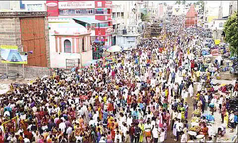 புரட்டாசி மாத பவுர்ணமி: திருவண்ணாமலையில் பல்லாயிரக்கணக்கான பக்தர்கள் கிரிவலம்