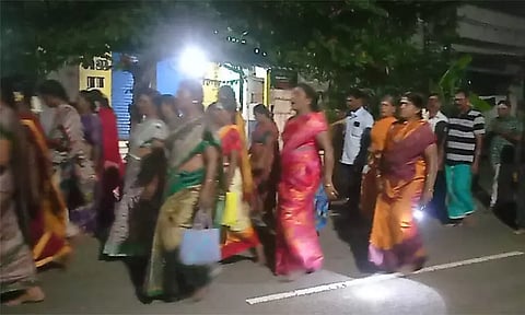 புகழிமலையில் பௌர்ணமி கிரிவலம்.. திரளான பக்தர்கள் பங்கேற்பு