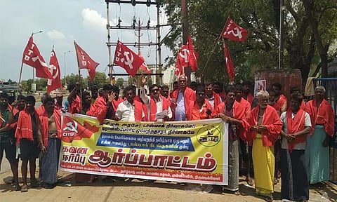 திருநெல்வேலி: 10 நாட்களுக்கு முன் தீபாவளி போனஸ் வழங்க கோரி டாஸ்மாக் குடோன் தொழிலாளர்கள் ஆர்ப்பாட்டம்