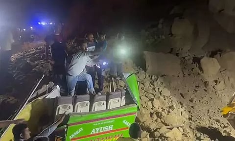 இமாச்சலபிரதேசம்: நிலச்சரிவில் சிக்கிய ஆம்னி பஸ் - 15 பேர் பலி