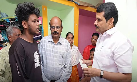 விஜய் பிரசார கூட்ட நெரிசலில் காயமடைந்தவர்களுக்கு நிதியுதவி: செந்தில் பாலாஜி வழங்கினார்