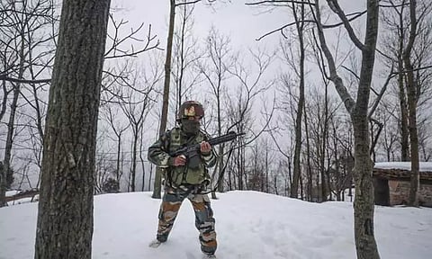 காஷ்மீர்: ரோந்து பணியின்போது ராணுவ வீரர்கள் மாயம் - தேடுதல் பணி தீவிரம்