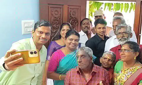 கோவில்பட்டியில் கலைஞரின் கனவு இல்ல திட்டத்தில் 72 வீடுகள் திறப்பு: செல்பி எடுத்து அசத்திய கலெக்டர்