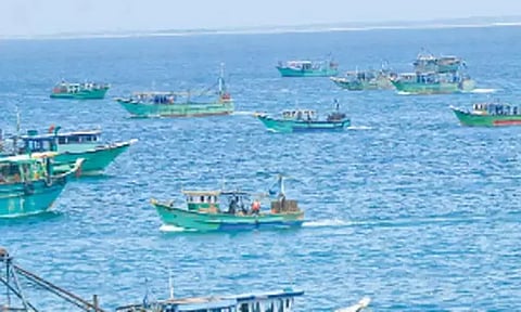 தமிழக மீனவர்கள் 47 பேர் கைது : இலங்கை கடற்படை மீண்டும் அட்டூழியம்