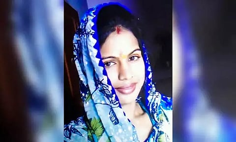 பைக் மீது லாரி மோதி விபத்து; கணவன் கண்முன்னே இளம்பெண் உடல்நசுங்கி பலி