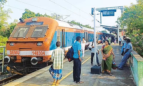 என்ஜினில் கோளாறு: பாதியிலேயே ரெயில் ரத்து செய்யப்பட்டதால் பயணிகள் கடும் அவதி