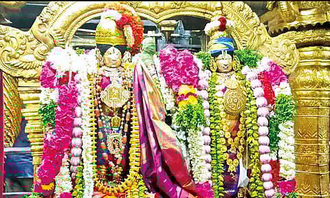 திருப்பதி கோவில் பட்டுடன் காட்சி அளித்த ஆண்டாள்