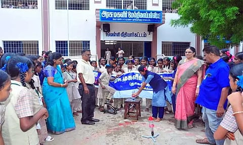 சர்வதேச விண்வெளி வார விழா: மாதிரி ராக்கெட் ஏவி அசத்திய அரசு பள்ளி மாணவிகள்