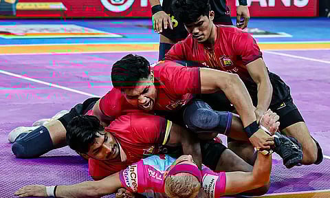 புரோ கபடி லீக்: ஜெய்ப்பூர் அணியை வீழ்த்தி பெங்களூரு வெற்றி