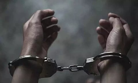 இளம்பெண், குளிப்பதை செல்போனில் வீடியோ எடுப்பத வாலிபர் கைது