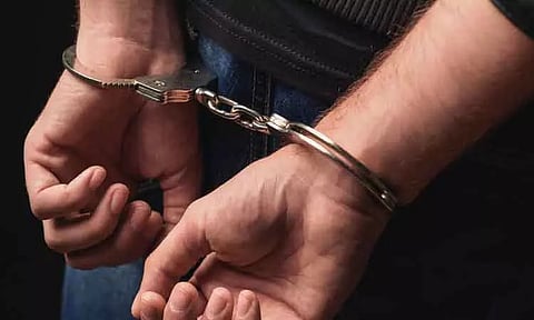 ஏ.டி.எம். எந்திரத்தை உடைத்து கொள்ளை முயற்சி: தொழிலாளி கைது