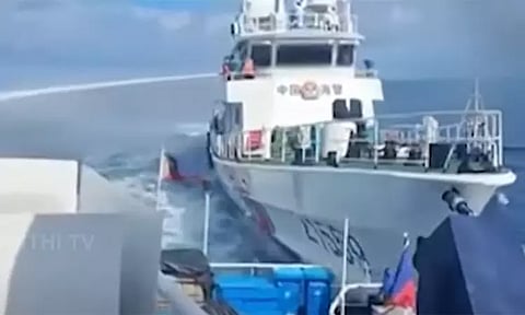 பிலிப்பைன்ஸ் கப்பல் மீது மோதி அச்சுறுத்திய சீன கடற்படை - தென் சீனக்கடலில் பதற்றம்