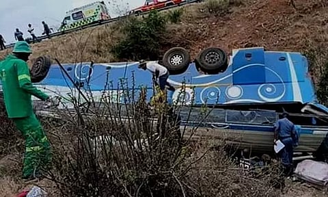 தென்ஆப்பிரிக்கா: மலையில் விபத்தில் சிக்கிய பஸ்; 42 பேர் பலியான சோகம்