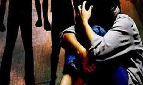 வேலை தேடி சென்ற பட்டதாரி இளம்பெண் கூட்டு பாலியல் வன்கொடுமை