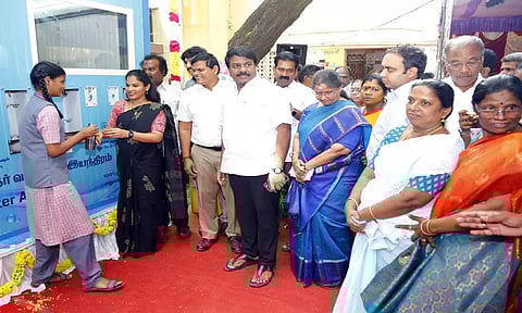 சென்னையில் பள்ளி மாணவர்களுக்கு ரூ.10 லட்சம் மதிப்பில் தானியங்கி குடிநீர் இயந்திரம்: மேயர் பிரியா தொடங்கி வைத்தார்