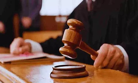 வழக்கு விசாரணையின்போது நீதிபதி மீது செருப்பு வீசிய நபர் - அதிர்ச்சி சம்பவம்