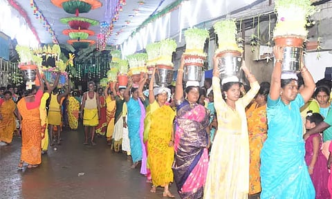 மேலக்கால் காளியம்மன் கோவில் திருவிழா: முளைப்பாரி எடுத்து நேர்த்திக்கடன் செலுத்திய பெண்கள்