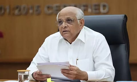 குஜராத்தில் மந்திரிகள் 16 பேர் கூண்டோடு ராஜினாமா