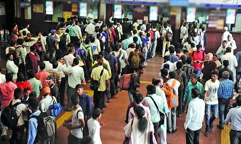 முடங்கிய சர்வர்: ரெயில் நிலையங்களில் எளிதாக கிடைத்த தட்கல் டிக்கெட் - காத்திருந்தவர்கள் மகிழ்ச்சி