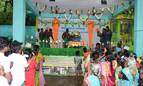 தோரணமலையில் கடைசி வெள்ளியை முன்னிட்டு வேல்பூஜை: பெண்கள் தீபங்கள் ஏற்றி வழிபாடு