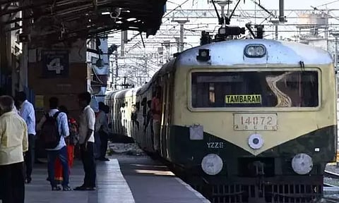 தீபாவளி பண்டிகை: ஞாயிறு அட்டவணைப்படி புறநகர் ரெயில்கள் இயக்கம்