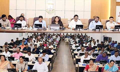 வடகிழக்குப் பருவமழை: முன்னேற்பாட்டு பணிகள் தொடர்பாக மேயர் பிரியா தலைமையில் ஆய்வுக் கூட்டம்