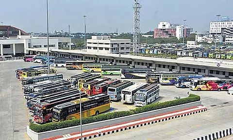 ஆம்னி பஸ்களில் கூடுதல் கட்டணம்: ரூ.43½ லட்சம் அபராதம், வரி வசூல் - போக்குவரத்து ஆணையர் தகவல்