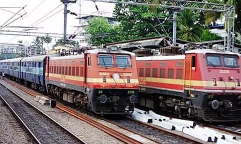 செங்கல்பட்டில் ரெயில்கள் ஒரு மணி நேரத்திற்கு மேலாக காலதாமதம் - பயணிகள் கடும் அவதி