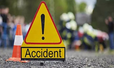 அமெரிக்கா: நெடுஞ்சாலை அருகே விழுந்து நொறுங்கிய சிறிய ரக விமானம் - 3 பேர் உயிரிழப்பு