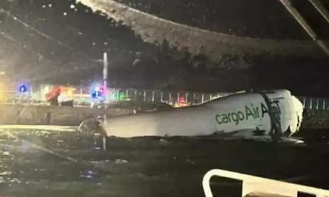 ஹாங்காங்கில் கடலில் விழுந்த சரக்கு விமானம்: 2 பேர் உயிரிழப்பு