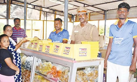 திருச்சி சிறை பஜாரில் தீபாவளி பலகார விற்பனை