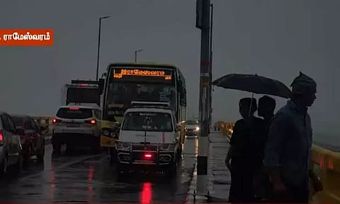 தொடர் கனமழை: இருளில் மூழ்கிய பாம்பன் பாலம்; ராமேசுவரம் மக்களுக்கு ஏமாற்றம் அளித்த தீபாவளி