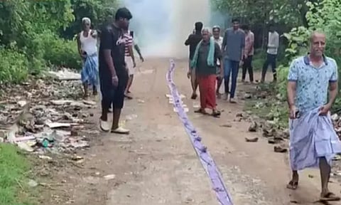 கடலூர்: 4 நிமிடங்கள்... ஒரு லட்சம் வாலா சரவெடியை வெடித்து தீபாவளி கொண்டாடிய மக்கள்