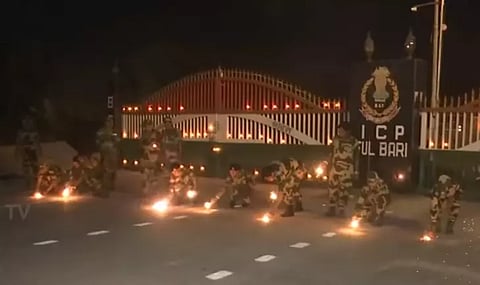 வங்கதேச எல்லையில் பட்டாசு வெடித்து தீபாவளி கொண்டாடிய இந்திய ராணுவத்தினர்