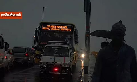 ராமேஸ்வரத்தில் தொடர் கனமழை; இருளில் மூழ்கிய பாம்பன் பாலம்