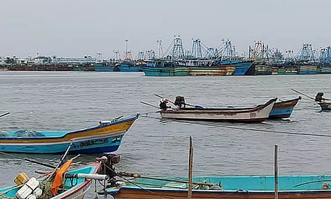 காரைக்கால் மீனவர்கள் கடலுக்கு செல்ல தடை