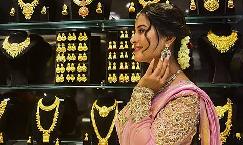 காலையில் உயர்ந்து, மாலையில் குறைந்த தங்கம் விலை... நிலவரம் என்ன...?