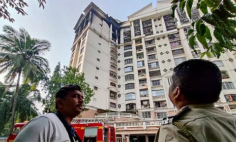 மராட்டியம்: அடுக்குமாடி குடியிருப்பில் பயங்கர தீ விபத்து - 4 பேர் பலி